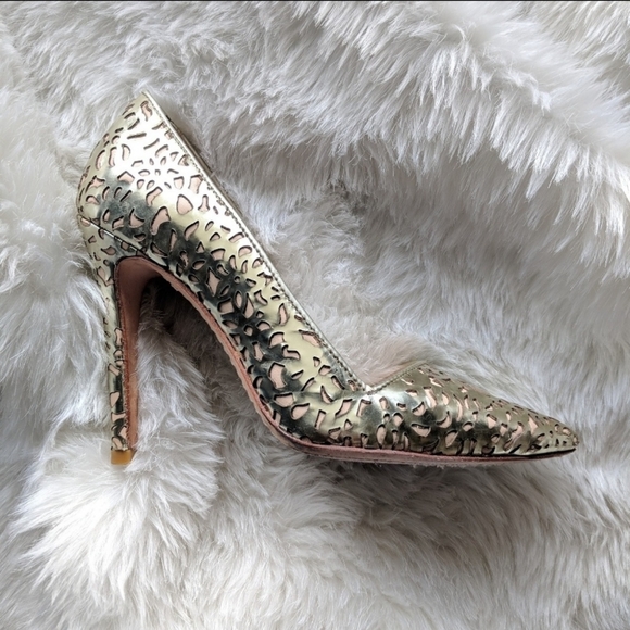 Alice + Olivia Gold Pumps - Size 35 - Picture 2 of 10